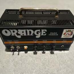 Černý kytarový zesilovač s kovovou rukojetí na horní straně. Na přední straně je bílý nápis ORANGE a vedle něj text DARK TERROR s doprovodným logem.…