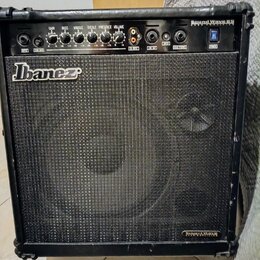 Černý kytarový kombo zesilovač značky Ibanez. V horní části je ovládací panel s nápisy GAIN, BASS, MIDDLE, TREBLE, PRESENCE a VOLUME, dále vstupy CD…