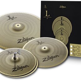 Sada tří činelů značky Zildjian v barvě mosazi s povrchem perforovaným drobnými otvory. Na každém činele je černý nápis Zildjian. Soubor je doplněn č…