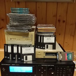 Na fotografii je béžový počítač s nápisem ULTRAFLEX 40Mega a černý rackový sampler značky KURZWEIL, model K2500RS Sampler s nápisem V.A.S.T. Variable…