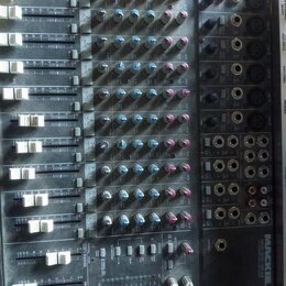 Černý mixážní pult značky MACKIE, model MICRO SERIES 1402-VLZ 16-CHANNEL MIC-LINE MIXER. Zařízení obsahuje několik vstupních kanálů s ovládacími knof…