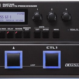 Černý kytarový procesor s nápisem BOSS GT-1 GUITAR EFFECTS PROCESSOR. Zařízení obsahuje displej s textem BOSS GT-1, tři ovládací knoflíky, řadu tlačí…
