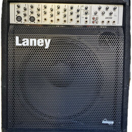 Černý kombozesilovač s kovovou ovládací lištou a černou perforovanou mřížkou. Na mřížce je bílý nápis Laney a v pravém dolním rohu logo AUDIOHUB. Na…