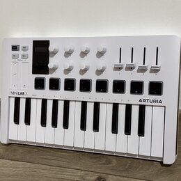 Bílá kompaktní klaviatura s 25 klávesami. Na levé straně je nápis MINILAB 3 a na pravé straně logo ARTURIA. Horní panel obsahuje osm bílých otočných…
