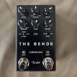 Černý efekt pedál s nápisy THE BENDS a COMPRESSOR. Na horní části jsou ovládací knoflíky s popisky LEVEL, BLEND (CLEAN / COMP), INPUT, RELEASE (FAST…