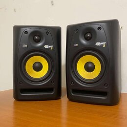 Dva černé studiové monitory s žlutými membránami basových reproduktorů. Na obou je vidět logo KRK a nápis ROKIT 5. Povrch krytů je matný, v dolní čás…