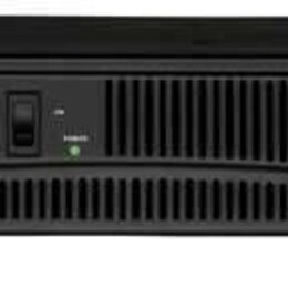 Černý rackový výkonový zesilovač s nápisy QSC AUDIO a RMX 2450 PROFESSIONAL POWER AMPLIFIER. Na předním panelu se nachází vypínač, kontrolka POWER a…