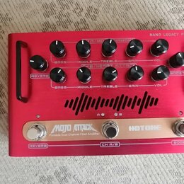 Červený kytarový zesilovač s nápisem NANO LEGACY FLOOR. Na horní straně jsou dvě řady ovládacích potenciometrů s popisky BASS, MIDDLE, TREBLE, GAIN a…