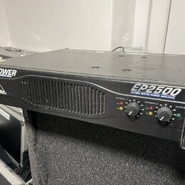 Černý výkonový zesilovač v rackovém provedení. Na horní části a předním panelu je bílý nápis EUROPOWER a modelové označení EP2500 s doplňkem 2x1200 W…