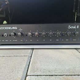 Černý rackový zesilovač s nápisy GLOCKENKLANG a Soul II. Přední panel obsahuje několik vstupů, přepínačů a otočných potenciometrů s popisy Gain, Bass…