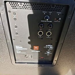 Zadávací panel černého aktivního reproduktoru. Jsou zde viditelné nápisy BLUETOOTH, SYNC & BODY, EQ +, POLARITY, SIGNAL, LIMIT, POWER, MASTER VOLUME…