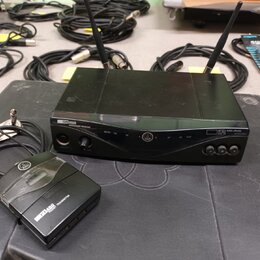Černý bezdrátový systém složený z přijímače a vysílače. Na přijímači je nápis SR450 STATIONARY RECEIVER, logo ANS a nápis DATA UPLINK. Menší vysílač…