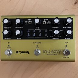 Zlatý efekt pedál s nápisy strymon, VOLANTE a Magnetic Echo Machine. Zařízení má osm černých otočných ovladačů, tři kovové spínače a čtyři kontrolní…