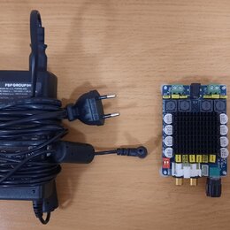 Černý síťový adaptér s napájecím kabelem a konektorem. Na štítku adaptéru je nápis FSP GROUP INC., Model: FSP099-AB AC, AC Input: 100-240V~ 1.5A, DC…