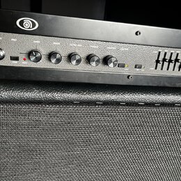 Černý basový zesilovač s nápisy Ampeg a B2R. Přední panel obsahuje vstup INPUT, přepínač PAD, čtyři otočné ovladače s popisky GAIN, BASS, ULTRA MID a…