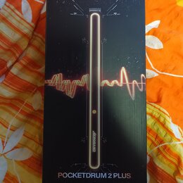 Černá krabice s produktovou fotografií elektronického nástroje. Na krabici je nápis Aeroband a v dolní části text POCKETDRUM 2 PLUS. Povrch krabice j…