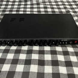 Černý rackový kytarový předzesilovač s nápisem TUBE PREAMP E530 modern Rock a logem ENGL. Přední panel obsahuje řadu ovládacích knoflíků, přepínačů a…
