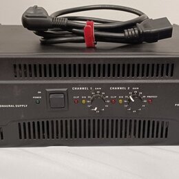 Černý výkonový zesilovač v rackovém provedení s nápisem QSC AUDIO a označením DUAL MONAURAL SUPPLY. Na pravé straně je uveden model RMX 5050 a text P…