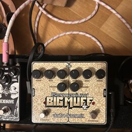 Kytarový efekt pedál značky electro-harmonix s názvem Germanium BIG MUFF. Zařízení má krémové provedení s hnědým ornamentálním vzorem a šest ovládací…