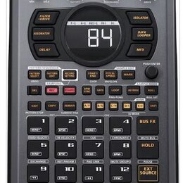 Šedý sampler Roland SP-404 s digitálním displejem, který zobrazuje číslo 84. Horní část přístroje obsahuje čtyři ovládací knoflíky s popisky VOLUME,…