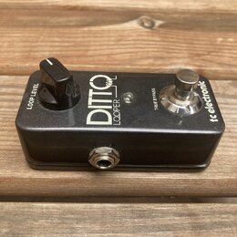 Černý kytarový pedál s nápisy DITTO a LOOPER. Na pravé straně je logo tc electronic a přepínač s nápisem TRUE BYPASS, na levé straně je otočný knoflí…