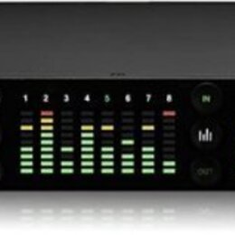 Černý rackový zvukový interface s nápisy Avid, PRO TOOLS | CARBON. Přední panel obsahuje několik ovládacích knoflíků, tlačítka a LED indikátory úrovn…