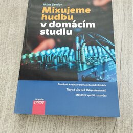 Fotografie znázorňuje knihu s modrým spodním okrajem a černým pozadím v horní části. Na obálce je uveden autor Mike Senior a název Mixujeme hudbu v d…