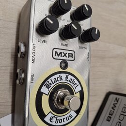 Kytarový efekt v kovovém šasi stříbrné barvy. Na horní straně jsou pětky černé otočné knoflíky s popisky LEVEL, RATE a DEPTH. Uprostřed je logo MXR a…