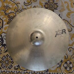 Kruhový činel z kovu v matné stříbrno-zlaté barvě. Na pravé straně je černý nápis „SR“ a pod ním menší text „Size: 14"/34 cm“. Povrch vykazuje drobné…