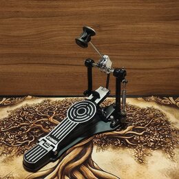 Černý basový pedál s kovovou konstrukcí a stříbrnými detaily. Na šlapadle je umístěno logo SONOR v bílém obdélníku. Povrch pedálu je v dobrém stavu b…