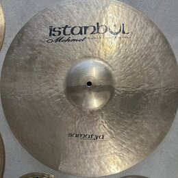 Kruhové činely z kovaného kovu s viditelnou strukturou kladivkování. Na horní části je nápis istanbul Mehmet Handmade Cymbals from Turkey a v dolní č…