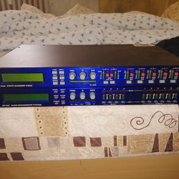 Dva modré rackové procesory značky xta electronics naskládané na sebe. Horní jednotka nese nápis DP226 SPEAKER MANAGEMENT SYSTEM a spodní DP446 AUDIO…