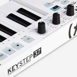 Bílá klávesová kontrola s černými a bílými klávesami. Na spodním panelu je nápis KEYSTEP 37 a pod ním text CONTROLLER & SEQUENCER. Jsou zde vidět ovl…
