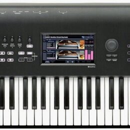 Černý digitální klavír s bílými a černými klávesami. Na levé straně je bílý nápis KORG a na pravé straně nápisy NAUTILUS MUSIC WORKSTATION. Uprostřed…