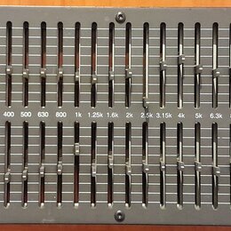Černý rackový grafický ekvalizér s dvěma kanály ovládacími posuvníky. Na pravé straně je nápis Zeck GF 230 Constant Q 2x30 Graphic EQ. Zařízení obsah…