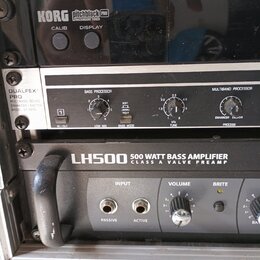 Fotografie zachycuje tři rackové jednotky v kovovém case. Horní zařízení je černý ladič s nápisem KORG pitchblack PRO RACKMOUNT TUNER a dvěma tlačítk…