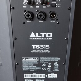 Zadávací panel černého aktivního reproduktoru značky ALTO PROFESSIONAL, model TS315. Nápis pod modelem uvádí 2000-WATT 15" 2-WAY POWERED LOUDSPEAKER.…