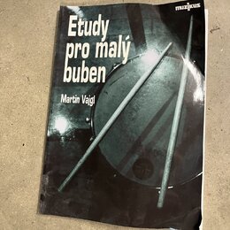 Fotografie zobrazuje sešit s názvem Etudy pro malý buben, jehož autorem je Martin Vaigl. V pravém horním rohu je logo muzikus. Na obálce je černobílá…