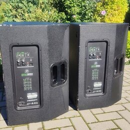 Dva černé aktivní reproduktory s texturovaným povrchem. Na zadním panelu obou kusů je vidět nápis SRX650 a logo JBL. Povrch krytů vykazuje drobné odě…