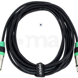 Černý mikrofonní kabel sletovaný do kruhu a zajištěný černým suchým stahovadlem s bílým nápisem pro snake. Na kabelu je bílý nápis PROFESSIONAL LOW N…