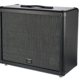 Černý kytarový kombozesilovač v obalu z texturovaného materiálu s kovovými rohy a úchytkou na horní straně. Přední stranu tvoří černá textilní mřížka…