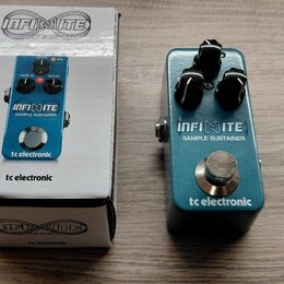 Modrá kytarový efekt pedál s nápisy INFINITE SAMPLE SUSTAINER a tc electronic. Pedál má tři černé ovládací knoflíky s popisky LEVEL, FADE IN a DECAY.…