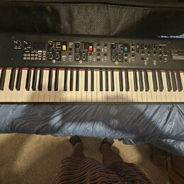 Černý digitální klavír značky YAMAHA. Na pravé straně panelu je nápis Stage Piano CP73 a červený štítek s textem CP. Nástroj má bílé a černé klávesy,…