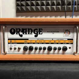 Kytarový zesilovač v oranžovém texturovaném potahu s černými hranami. Na předním panelu je velký nápis ORANGE a označení ROCKERVERB 50 spolu s logem.…