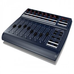 Tmavě modrý USB MIDI kontrolér s osmi posuvníky a řadou bílých tlačítek. Na pravé straně je vidět nápis „b-control / pioneer“ a modelové označení „SC…