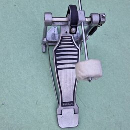 Kovový pedál bicího bubnu stříbrné barvy. Na spodní části stupně je vyražen nápis YAMAHA. Beater má bílý plstěný nástavec. Povrch vykazuje běžné znám…