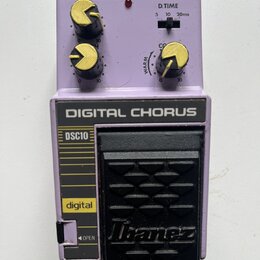Fialový efekt pedál s nápisem DIGITAL CHORUS a označením DSC10. Na spodní části je černý stupňovací spínač s logem Ibanez. Horní panel obsahuje tři ž…