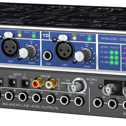 Dvě rackové audio rozhraní značky RME naskládaná na sebe. Horní zařízení má modré přední panely s konektory a nápisem FIREFACE 800. Spodní zařízení j…