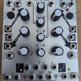 Stříbrný modul syntetizátoru s nápisem MATHS v horní části a logem MAKENOISE v dolní části. Panel obsahuje zahlreiche ovládací knoflíky s bílými vrše…