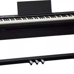 Černý digitální piano s bílými a černými klávesami, umístěný na matchingovém černém stojanu. Na pravé straně ovládacího panelu je nápis Privia. Nástr…